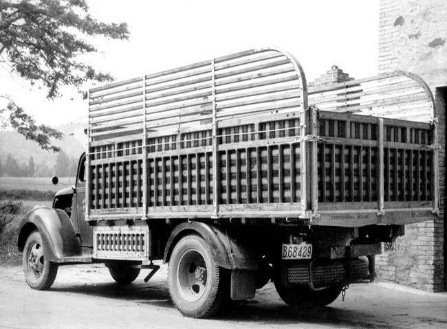 Vehicle carrossat amb caixa oberta de fusta per transport vari