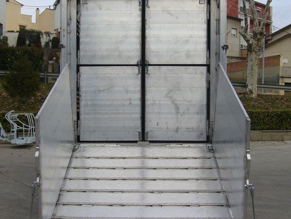 Vista posterior, rampa de càrrega amb les baranes obertes